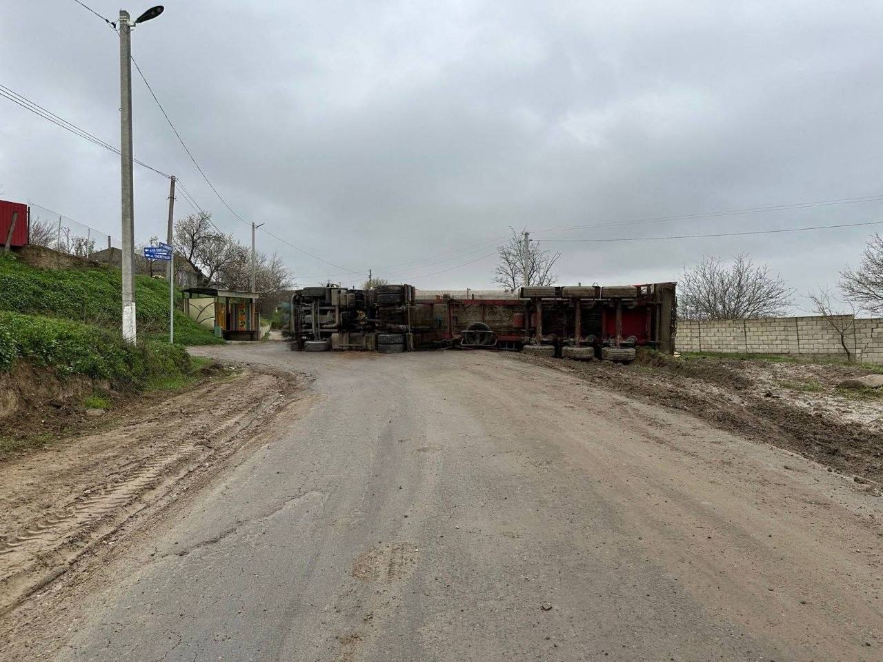 Un traseu din zona localității Giurgiulești, blocat de un camion răsturnat pe carosabil