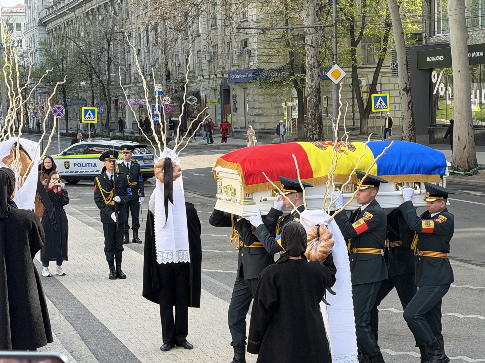 LIVE/ Funeraliile maestrului Gheorghe Urschi: sicriul a fost depus la Palatul Național „Nicolae Sulac”