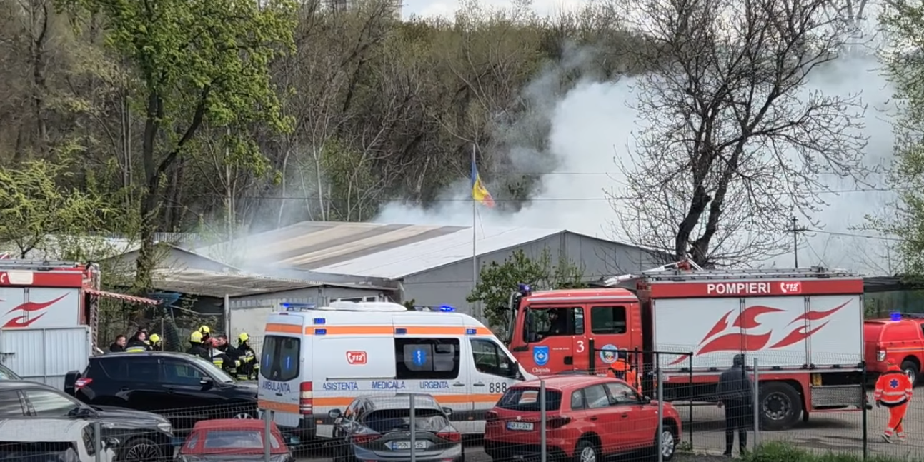 Un grajd de cai din capitală, cuprins de flăcări