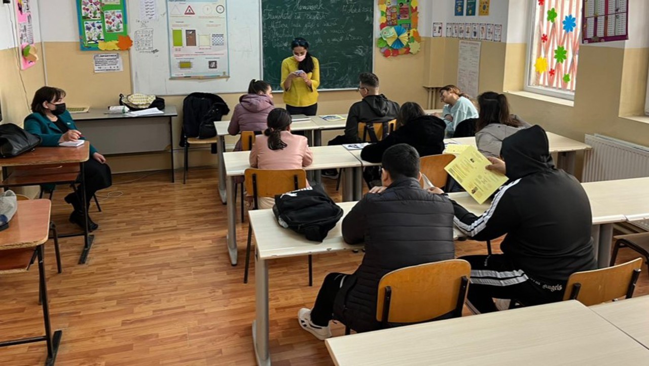 Raport CPD: Doar 1,3% dintre persoanele de etnie romă au absolvit studii superioare, iar nivelul de participare în viața publică ajunge la doar 7,2%