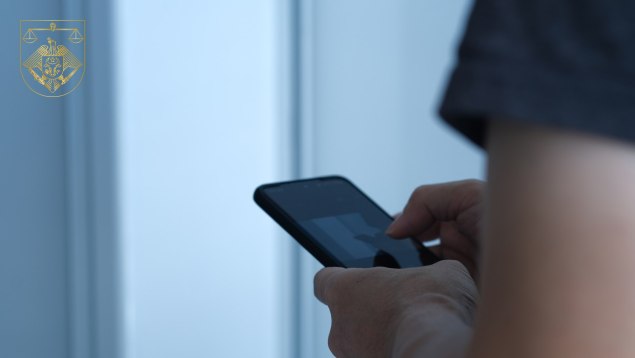 Condamnat la închisoare după ce a șantajat un bărbat pe internet folosind un profil fals de femeie