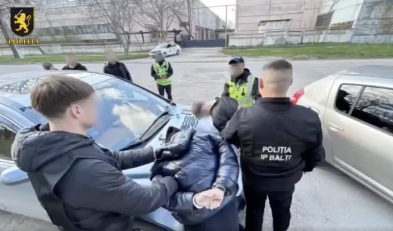 Doi tineri de 20 de ani au fost reținuți, fiind bănuiți că au distribuit droguri în proporții deosebit de mari