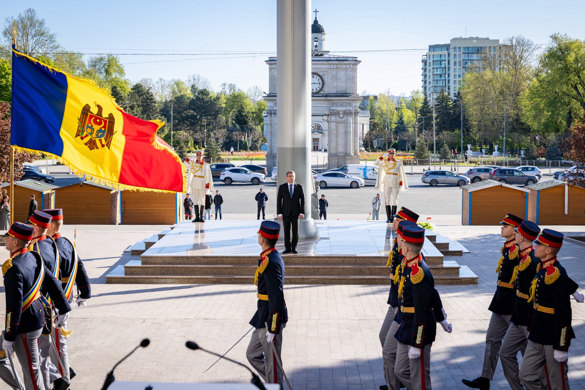 Ziua Drapelului de Stat, marcată cu mesaje de la politicieni despre curaj, lupte, culori și valori
