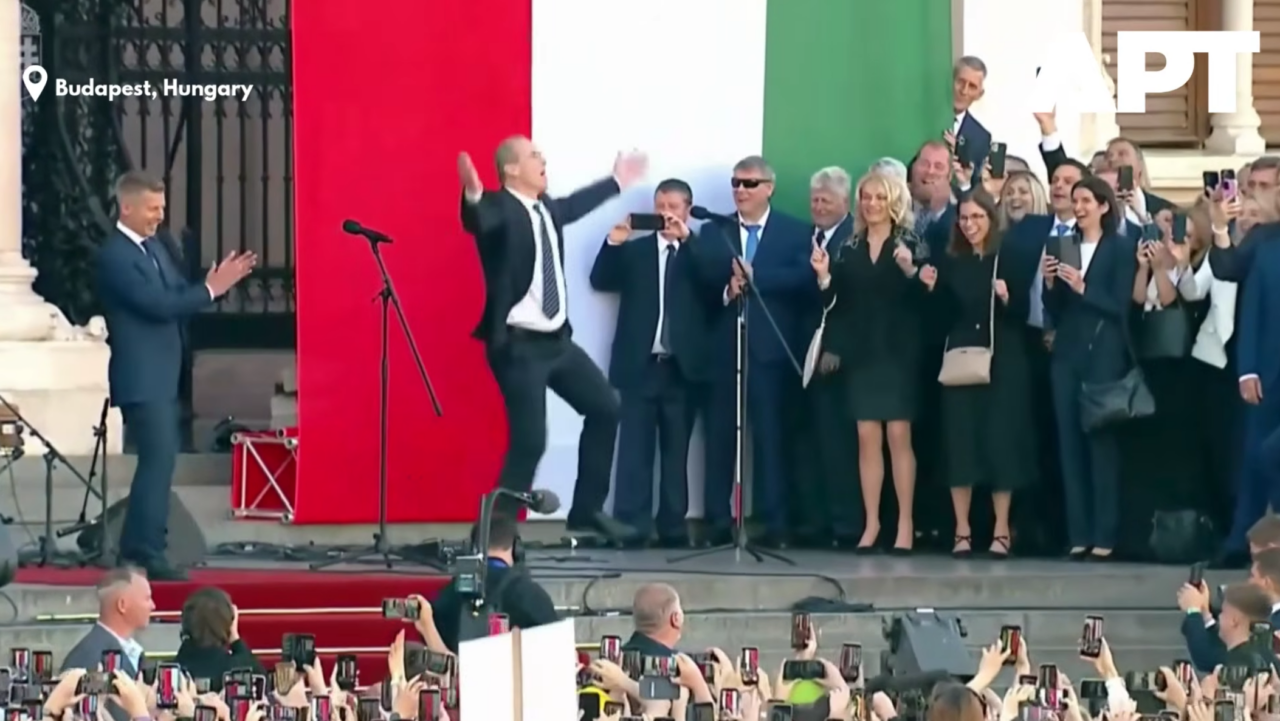 VIDEO/ Drapelul Uniunii Europene a revenit pe clădirea Parlamentului de la Budapesta după 12 ani de absență. Noul prim-ministru, învestit de Ziua Europei, cu dansuri și muzică