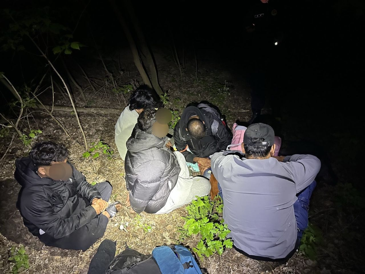VIDEO/ Rețea de migrație ilegală, destructurată la frontieră: 14 persoane au fost reținute. Migranții urmau să achite până la 4500 de euro pentru traversarea ilegală