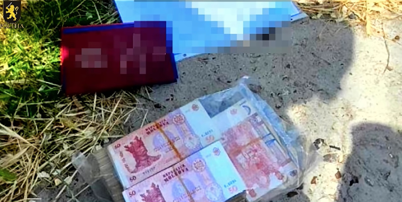 S-au dat drept angajați ai băncii, SIS și BNM. Doi bărbați au fost reținuți după ce au încercat să lase un bărbat fără 320.000 de lei
