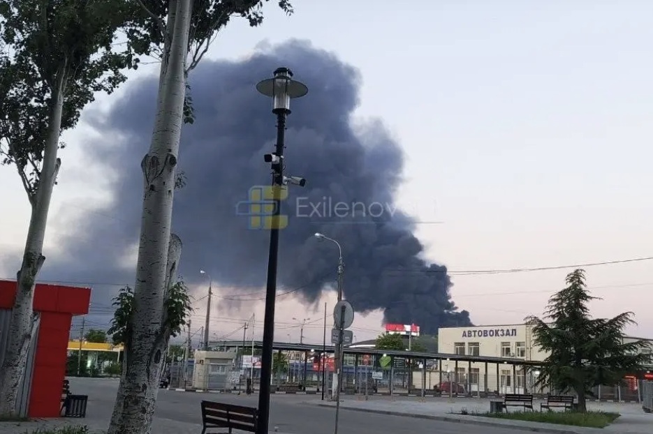 LIVE TEXT/ Infrastructura unui terminal petrolier și a portului au fost incendiate de ambele părți ale strâmtorii Kerci în urma unui atac ucrainean. Război în Ucraina, ziua 1579