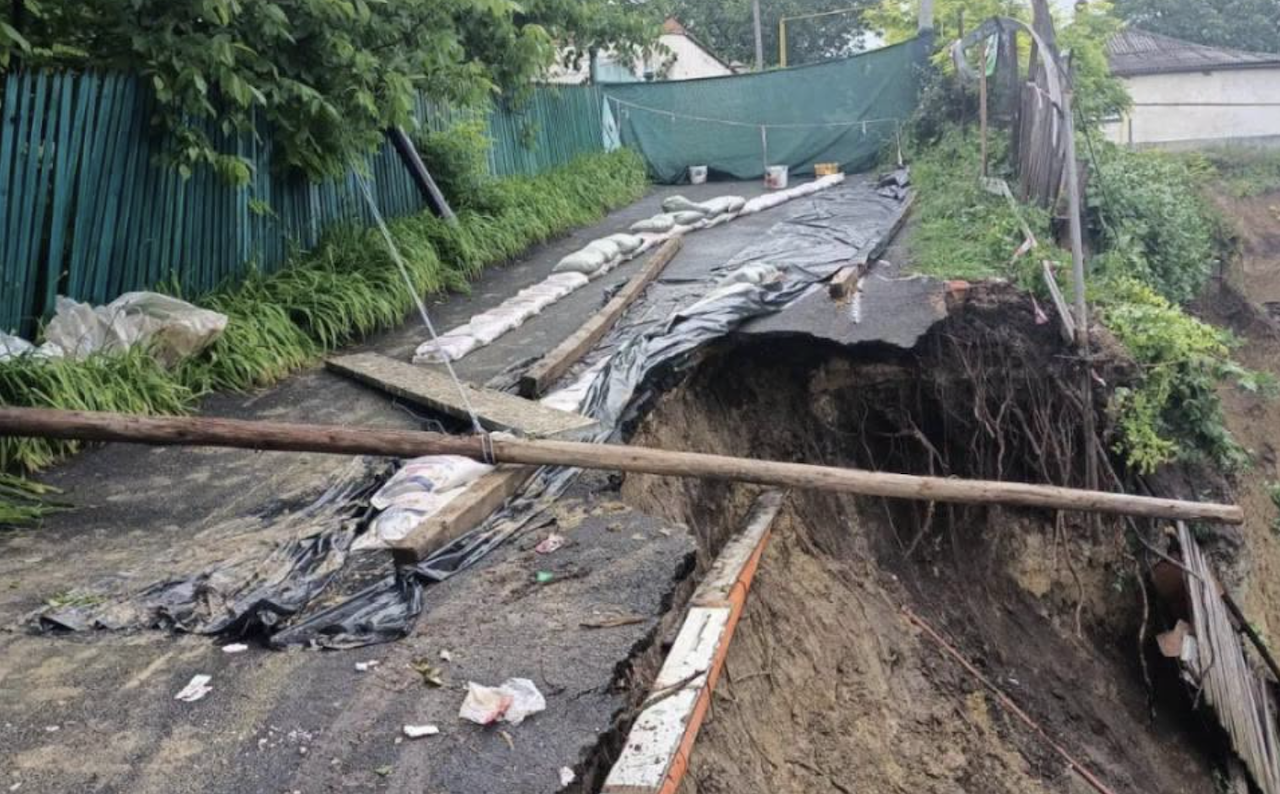 Un drum local din Ialoveni s-a surpat în urma precipitațiilor abundente. Circulația rutieră către șapte gospodării a fost sistată temporar