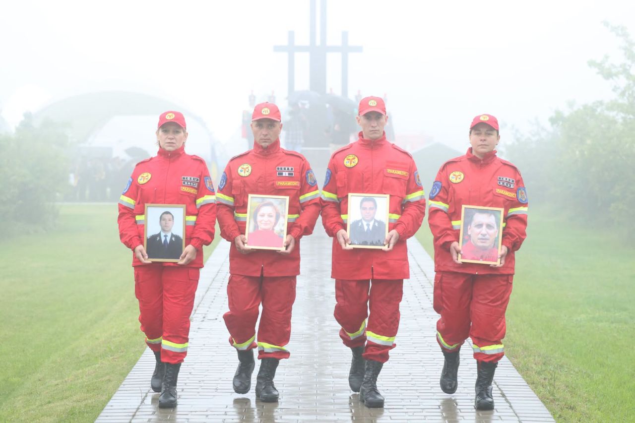 Zece ani de la tragicul accident aviatic al echipajului SMURD Iași. IGSU a comemorat victimele la Haragâș