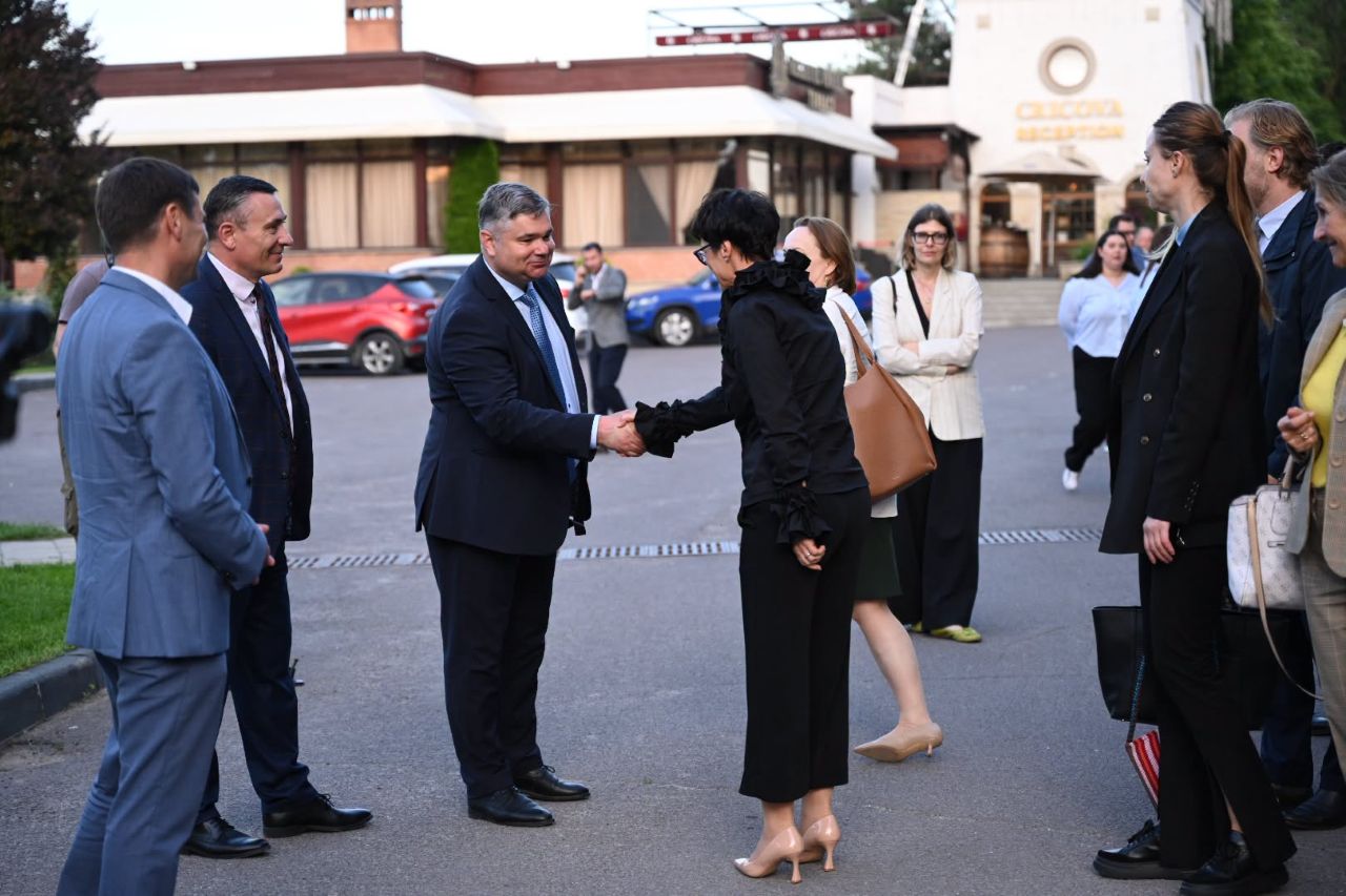 Marta Kos, întâlnire cu primarii din R. Moldova: „Uniunea Europeană va contribui la modernizarea a încă 20 de școli din întreaga țară”