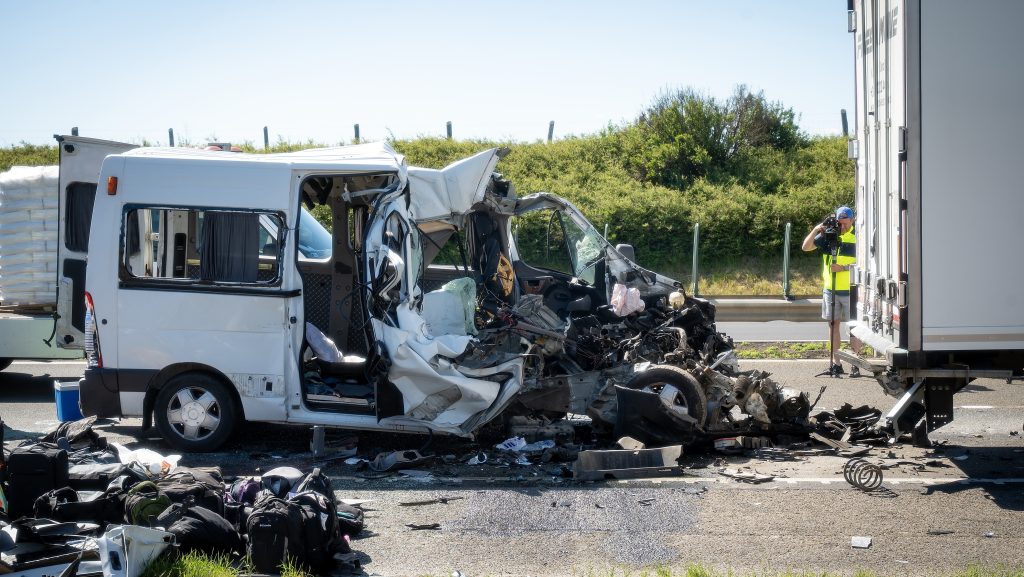 Un microbuz din R. Moldova, implicat într-un accident în Ungaria: opt persoane au decedat