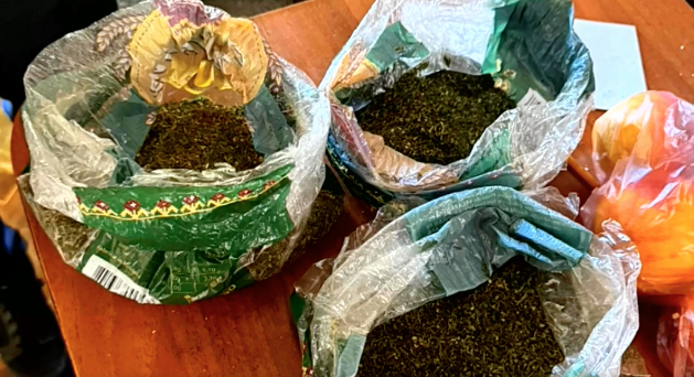 1,5 kilograme de plante uscate, asemănătoare canabisului, depistate acasă la un bărbat de 63 de ani din raionul Orhei
