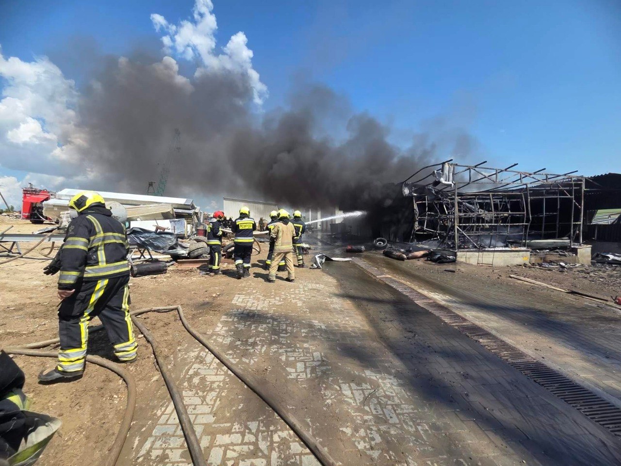 Câteva butelii de oxigen și gaz, dintr-un depozit cu materiale de construcții din capitală, au explodat