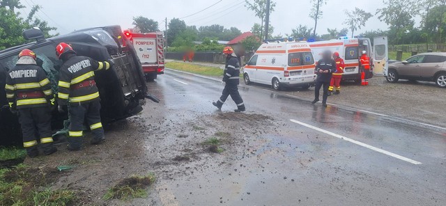 Un microbuz din R. Moldova, răsturnat în județul Suceava: mai multe persoane au avut nevoie de îngrijiri medicale