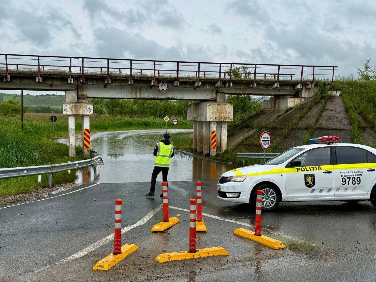 Circulația rutieră în zona Podului Negrești, blocată din cauza acumulării de apă pe partea carosabilă. Poliția recomandă evitarea sectorului de drum