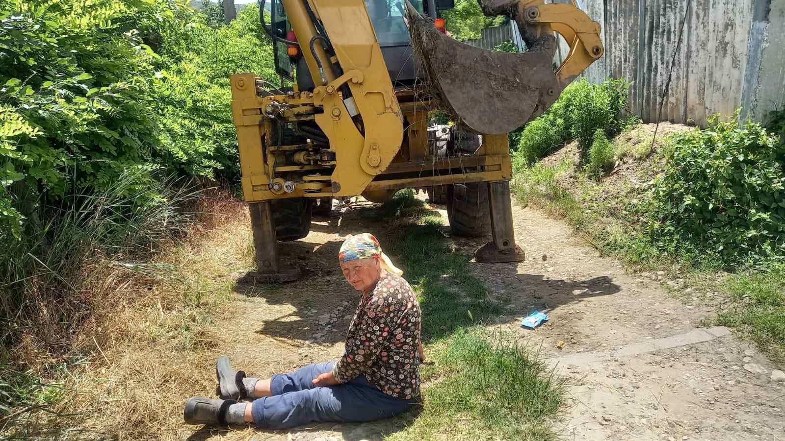 Cititorul de gardă/ La 83 de ani, în fața tractorului ca să nu rămână fără apă: conflictul dintre Primăria Cristești și ÎM „Crisbolțun” riscă să lase vârstnicii însetați