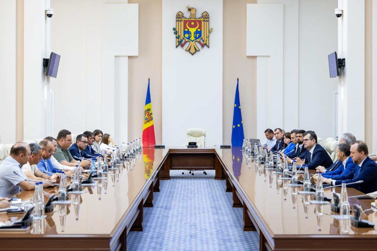 Importatorii de carburanți, convocați la Guvern. Tofan: „Prioritatea este alimentarea stabilă cu combustibil”