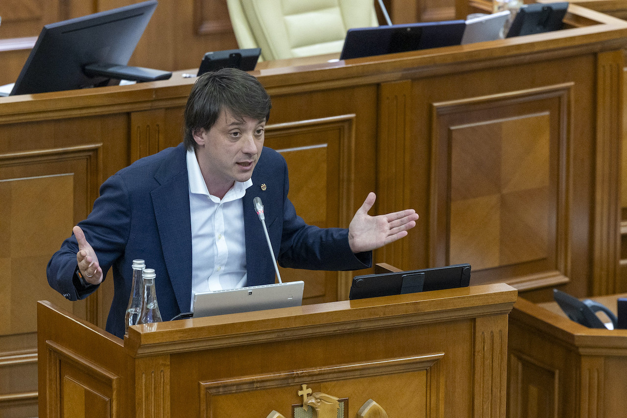 „Cum o să protejăm noi psihicul copiilor noștri?”. Îngrijorat de „venirea unui bărbat îmbrăcat în rochie”, dar cu venituri declarate de la Consiliul Europei? Sesizare la mai multe instituții în privința discursului unui deputat de la Democrația Acasă
