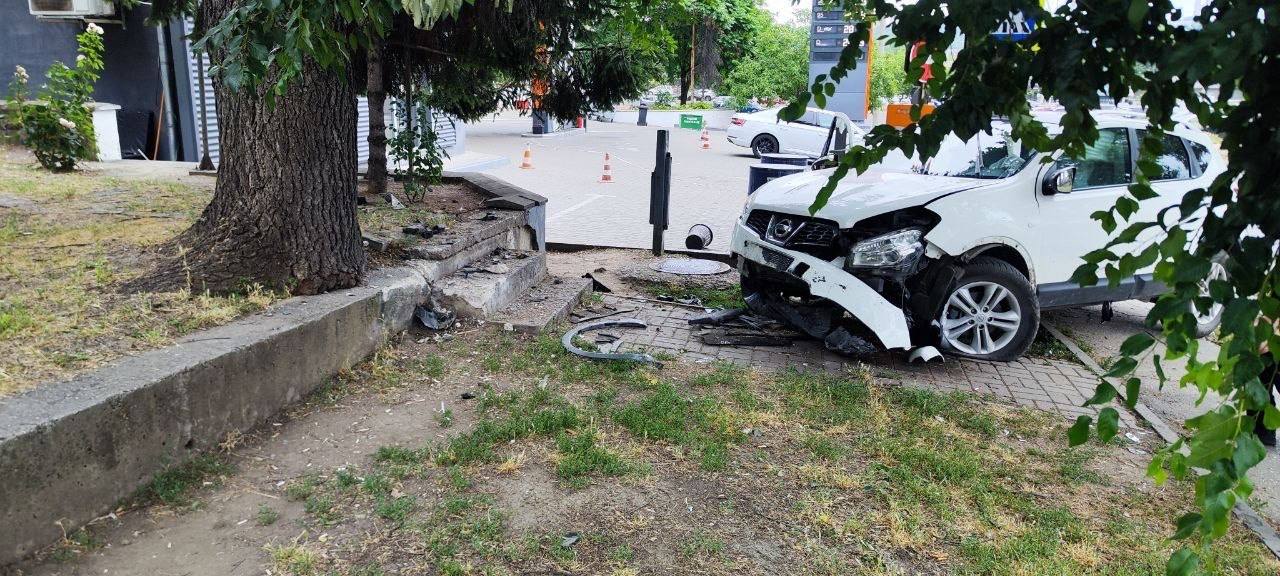 Un șofer ar fi suferit un stop cardiac la volan, provocând un accident în capitală