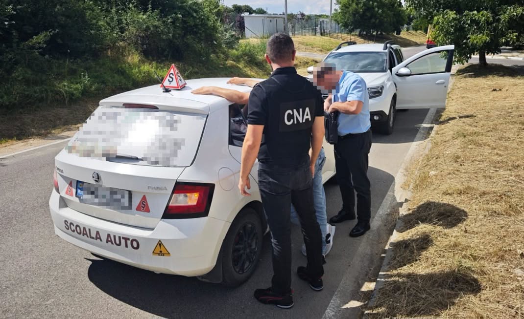 Un instructor auto din Orhei, cercetat de CNA și procurori într-un dosar de trafic de influență. Suspectul a fost reținut pentru 72 de ore