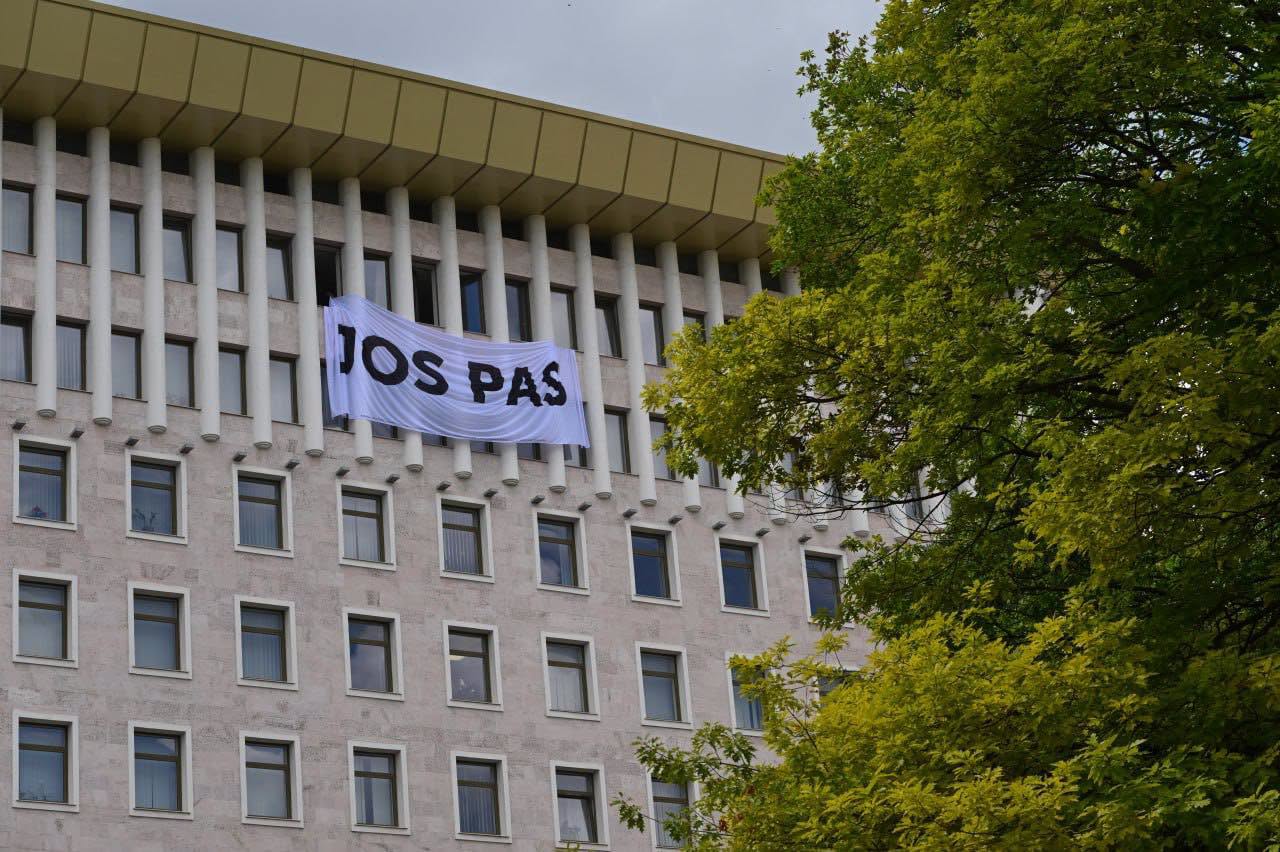FOTO/ MAN a afișat un banner „Jos PAS” pe clădirea Parlamentului. Reacția partidului de guvernare