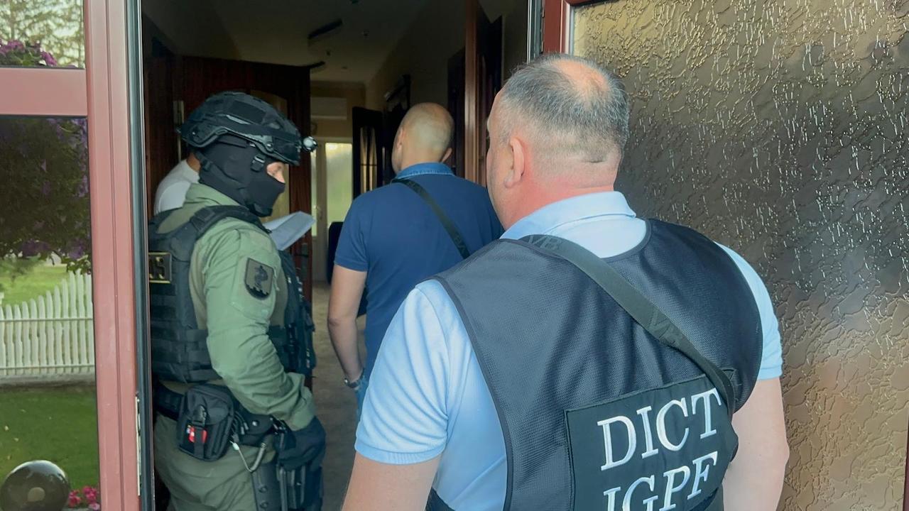 Peste șapte milioane de țigări de contrabandă din Ucraina spre România – camuflate în cincisprezece tone de căpșuni. Paisprezece percheziții în nordul țării