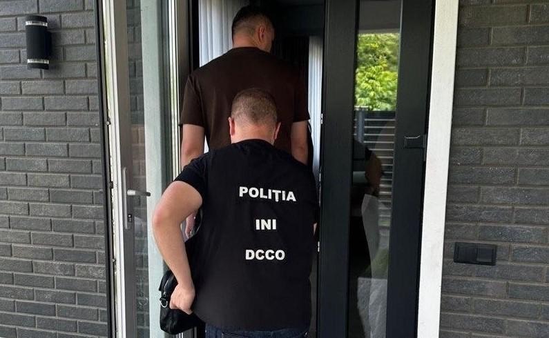 Noi percheziții în dosarul unui call-centru implicat în fraude informatice