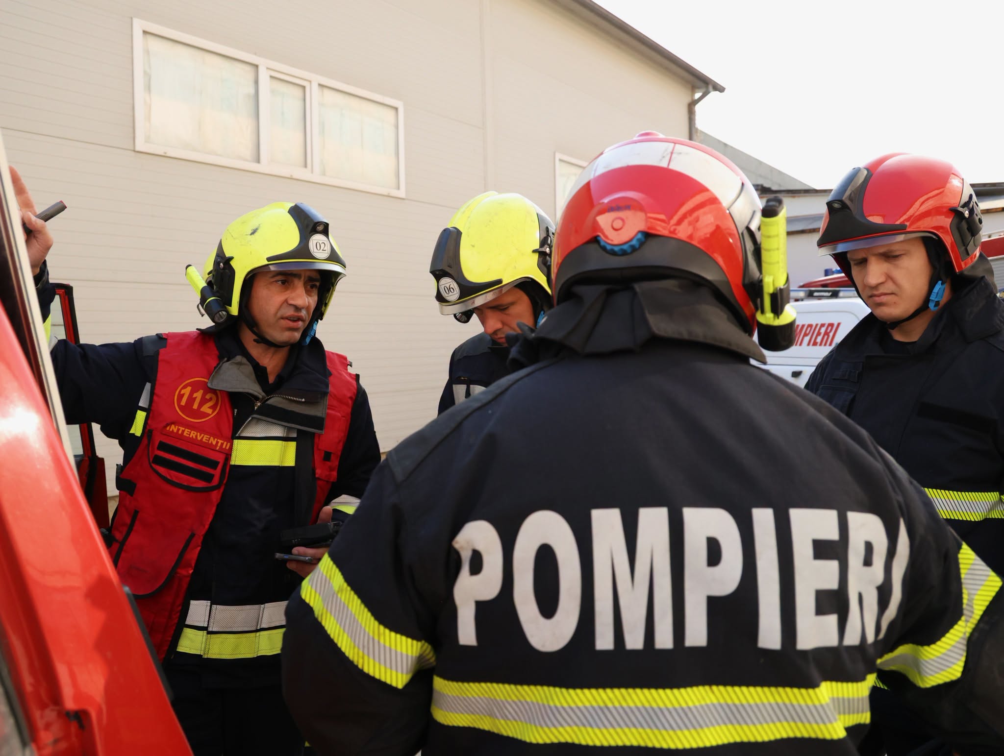 UPDATE/ Flăcările de la depozitul din capitală, care a luat foc joi, au fost stinse. Consecințele incendiului