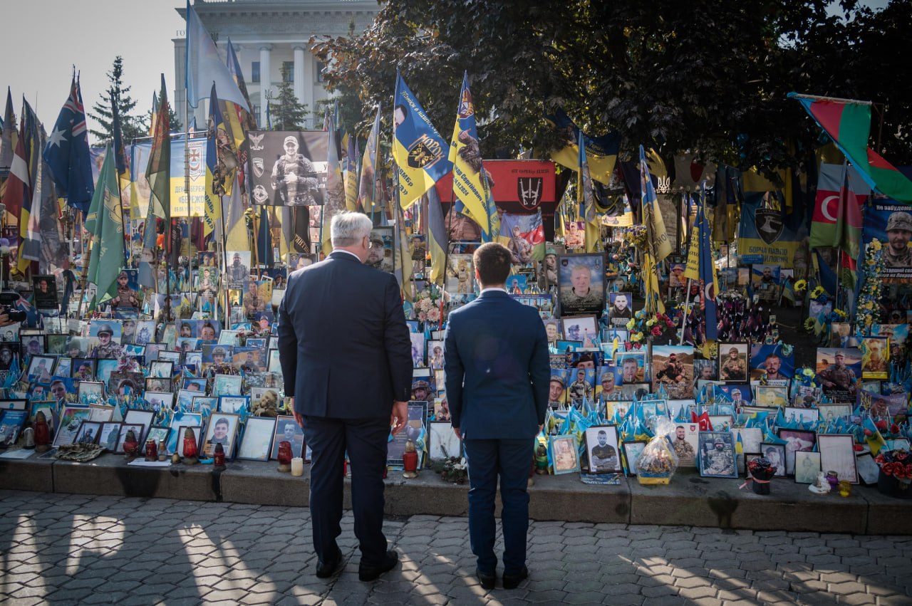 Ministrul Mihai Popșoi, aflat la Kiev, a adus un omagiu celor căzuți pentru libertatea Ucrainei 