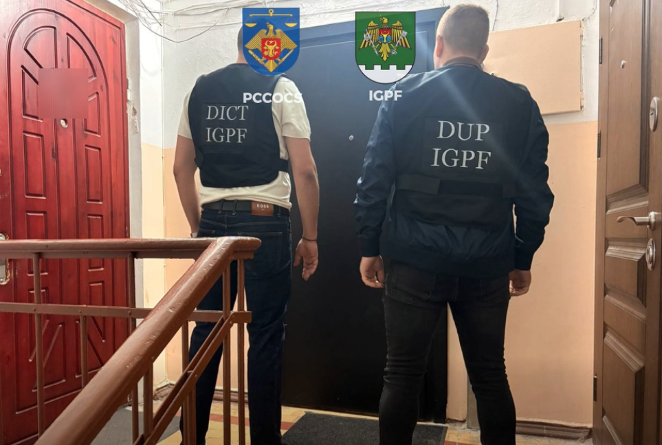 O femeie și doi foști polițiști de frontieră au fost reținuți în dosarul migrației ilegale a 400 de ucraineni apți de luptă