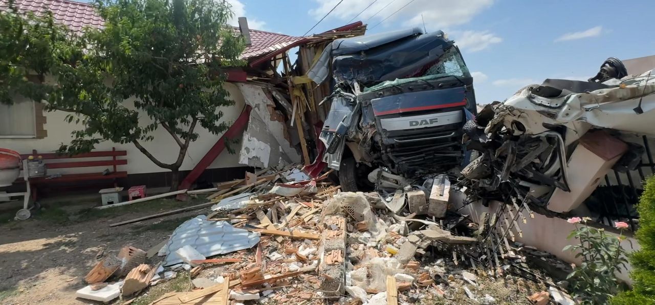 Un camion înmatriculat în R. Moldova, implicat într-un accident în România: Două gospodării au fost avariate, iar șoferul se află la spital