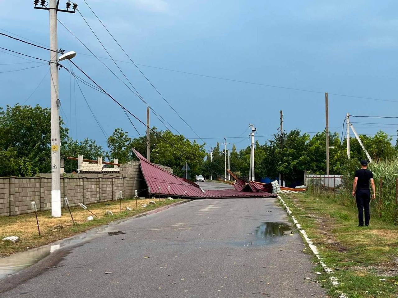 Arbori căzuți și acoperișuri deteriorate. Salvatorii au intervenit în 10 cazuri