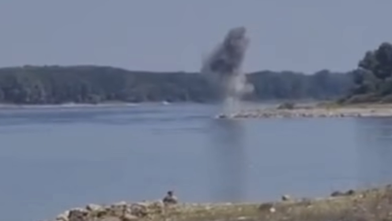 O stâncă, aruncată în aer de armata română pentru devierea Dunării: „Operațiunea se reia mâine. Vom mări gradual încărcătura cu explozibil”, anunță Armata
