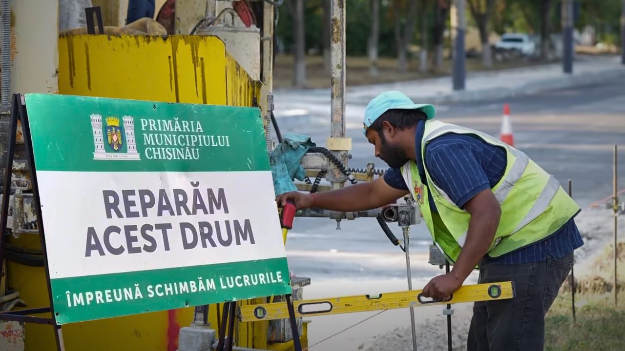 Muncitori străini repară drumurile din Chișinău. Două săptămâni în urmă, primarul a distribuit un video care a generat un val de mesaje de ură la adresa imigranților