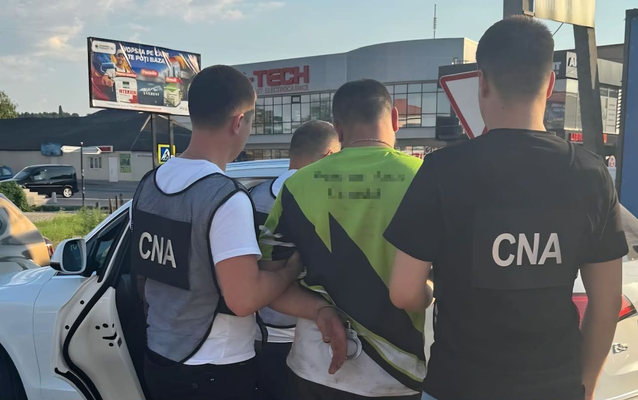 Un bărbat, reținut „în flagrant” la Cimișlia. Ar fi pretins bani pentru a mușamaliza un caz de conducere în stare de ebrietate