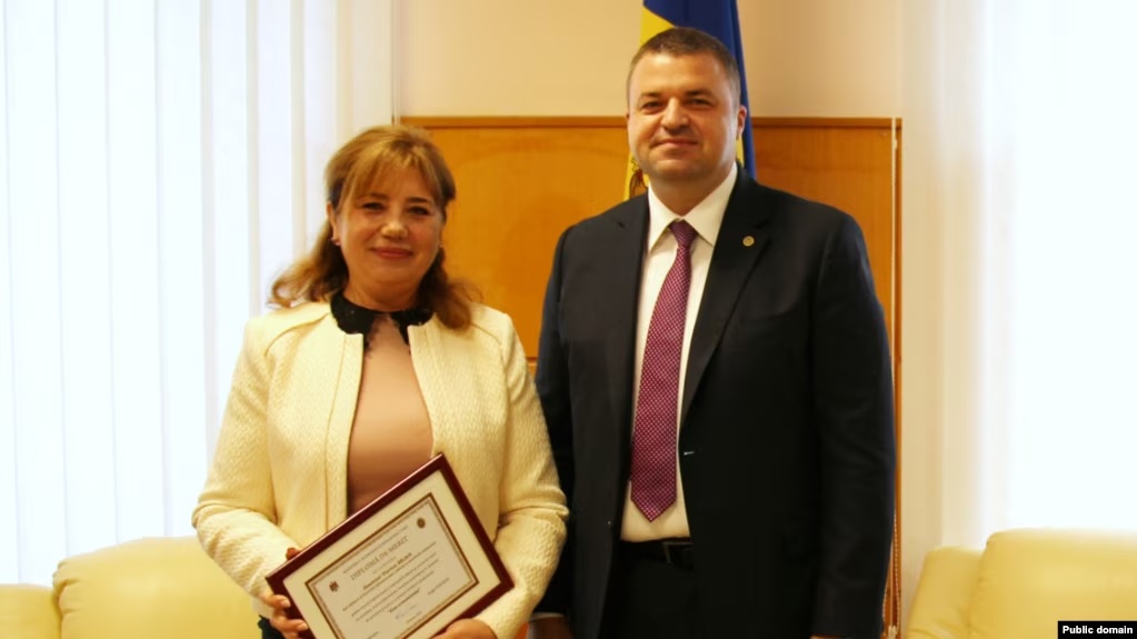 Europa Liberă: Ministerul Dezvoltării Economice verifică funcționarii care dețin până la patru mandate în companii de stat. Unii au cumulat funcțiile și după intrarea în vigoare a limitei de trei mandate
